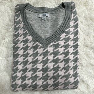 Croft and Barrow grey and light pink houndstooth sweater